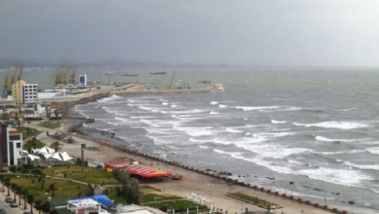 Moti i keq/ Peshkimi 'i paralizuar' në Durrës, nesër pritet të normalizohet situata