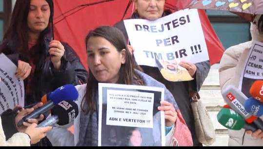 Motra e të riut që iu mor zemra në Spanjë, protestë në Kryeministri: Zoti Rama e Manja dilni shpjegojini nënës së Saimirit pse heshtin autoritetet shqiptare prej 2 vitesh