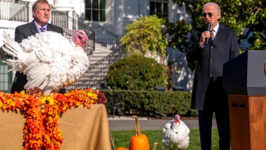 Presidenti Biden hap sezonin e festave, ‘fal’ dy gjela