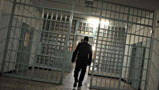 Kush është vrasësi që reciton poezi në burg në Shqipëri? (VIDEO)