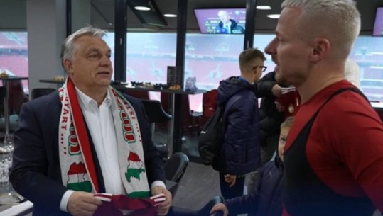 Orban ‘provokon’ shfaqet në ndeshjen miqësore të Greqisë me shallin 
