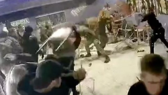 'Rrihen me njëri-tjetrin me tavolina dhe karrige', rekrutët e Vladimir Putinit e nisin përgatitjet për 'luftë' në një klub nate