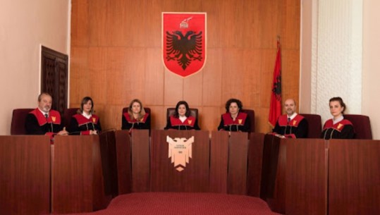 ‘Unioni i Gjyqtarëve’ fiton betejën në Kushtetuese, do të marrin nga 14 mijë lekë mbi pagën bazë duke filluar nga 2019! Rroga u ishte llogaritur gabim