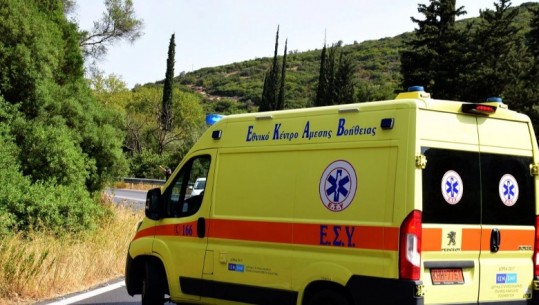 Aksident i rëndë në Greqi, makina del nga rruga dhe përplaset me shkëmbin! Vdesin 2 grekë, plagoset rëndë shqiptari