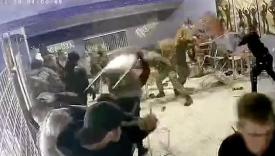 Rekrutët e Putin sherr me sende të forta në një klub nate në Rusi