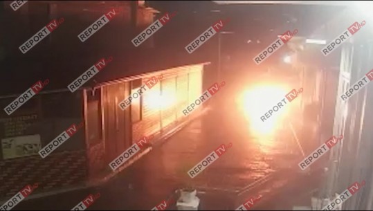 Report Tv siguron VIDEO-n! Momenti i shpërthimit në biznesin e ish-sekretarit të PD-së në Prrenjas! Dy persona hedhin granatë dore