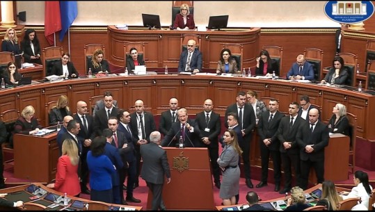 VIDEO/ Sali Berisha bllokon foltoren, i bashkohen deputetët e Rithemelimit! Nikolla: Nuk mund të merrni seancën peng