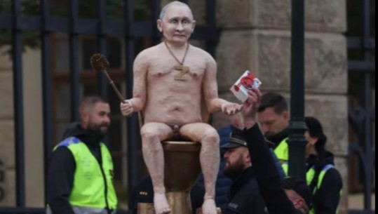 'Ulur mbi tualetin e artë', del në ankand skulptura nudo e Putinit