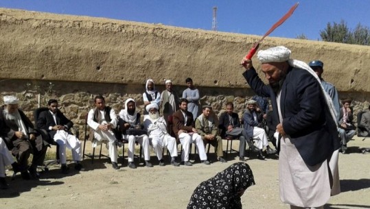 Tradhti bashkëshortore, skandal në Afganistan, rrihen publikisht me kamxhik 12 persona, mes tyre edhe gra