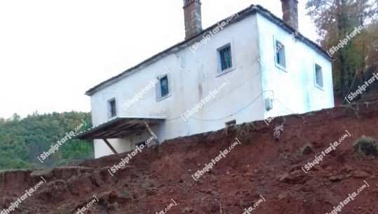 Moti i keq/ Banesa 2 katëshe në Mirditë rrezikon shembjen prej rrëshqitjes së tokës 
