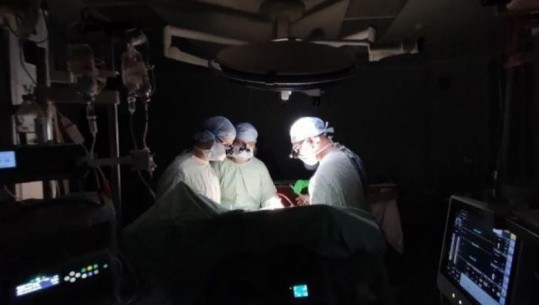 VIDEO/ Ukraina pa energji elektrike, kirurgët kryejnë operacionin në zemër në gjysmë errësirë