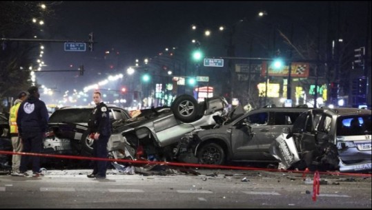 FOTO/ Aksident i rëndë në SHBA, makina që qarkullonte në krah të kundërt 'merr përpara' 7 automjete, vdesin dy persona, plagosen 16 të tjerë