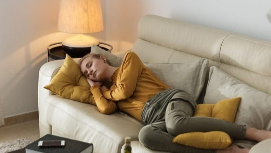 Pse nuk duhet të flini kurrë në divan
