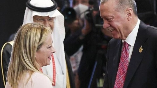 'Mos lejoni që gruaja e Erdoganit ta shohë'! VIDEO virale! Lideri turk 'mahnitet pas Melonit