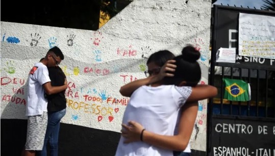 I veshur me rroba ushtarake, adoleshenti i armatosur hap zjarr në dy shkolla të Brazilit, vdesin tre persona, plagosen tetë të tjerë