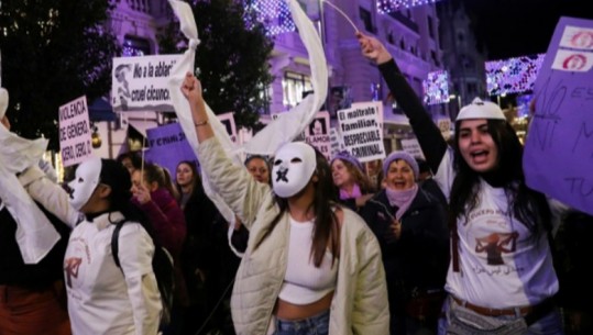 Mijëra njerëz marshojnë në rrugët e Spanjës në Ditën Ndërkombëtare kundër Dhunës ndaj Gruas