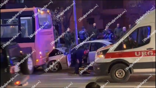 Tiranë/ Makina përplaset me autobusin në Kombinat! Shoferja dërgohet me urgjencë në spital (VIDEO)