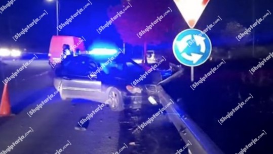 Aksident në Berat! 'Benz-i' përplaset me trafik-ndarësen! Shoferi dhe pasagjeri braktisin makinën dhe largohen me vrap nga vendngjarja
