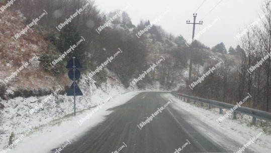Ulja e temperaturave sjell reshjet e borës në Korçë! Në rrugën për fshatin turistik të Dardhës rekomandohet lëvizja me goma dimri (VIDEO)