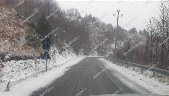 Ulja e temperaturave sjell reshjet e borës në Korçë! Në rrugën për fshatin turistik të Dardhës rekomandohet lëvizja me goma dimri