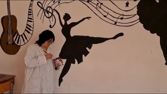 36 murale në shkollë, mësuesja e apasionuar pas pikturës ‘shndërron’ shkollën në ekspozitë! Rajmonda Paloli: Edhe pas pensionit s'do ta ndal punën
