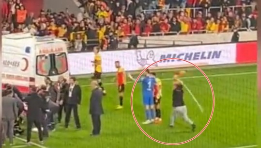 VIDEO/ E frikshme në Turqi, tifozi godet me sende të forta portierin dhe e bën për spital! Anulohet derbi
