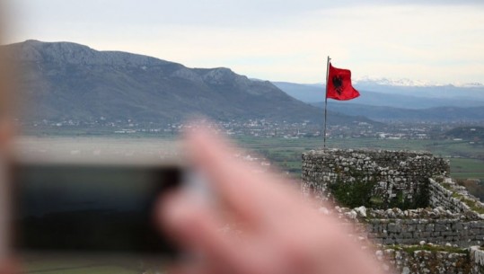 Dita e Flamurit, ambasadorja e BE-së uron Shqipërinë: Të përkushtuar të mbështesim vendin në rrugën drejt BE-së