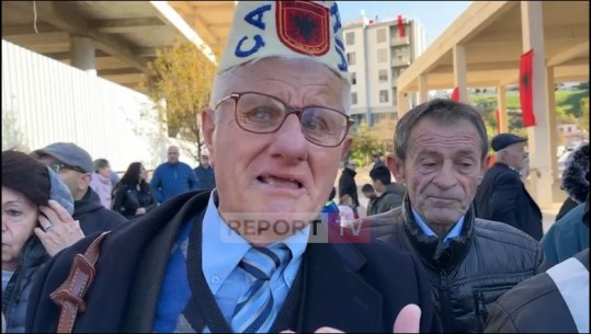 VIDEO/ Në Vlorë për festën e Pavarësisë, patrioti çam shpërthen më lot: Grekët kanë vrarë 20 mijë çam, më kanë vrarë gjyshin