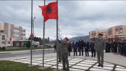Kremtohet 110-vjetori i Pavarësisë në disa qytete të vendit! Në Lezhë vendosen lule pranë obeliskut të Besëlidhjes! Në Kukës e Sarandë ngrihet flamuri