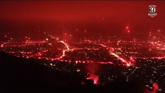 ‘Digjet’ qyteti i Tetovës nga festa e tifo-grupit Ballistët, tifozët dhurojnë spektakël e i këndojnë Adem Jasharit  (VIDEO)