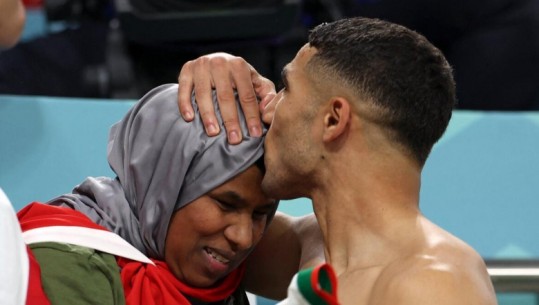 FOTOLAJM/ Puthja e Katar 2022, tifozët mbushin me lëvdata Hakimin! Futbollisti i Marokut: Luftoj për familjen