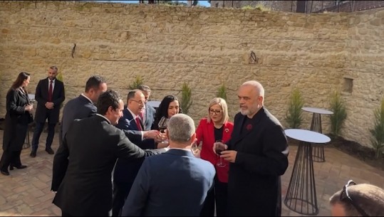 Pas sherrit në Kuvend, Rama ‘pajtohet’ më Leskajn në Vlorë! Trokasin gotat me pijë për Festën e Pavarësisë