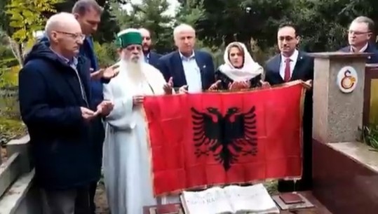 110 vjet pavarësi, Kryegjyshi Botëror homazhe në varrin e Sami Frashërit në Stamboll, vendos flamurin kombëtar