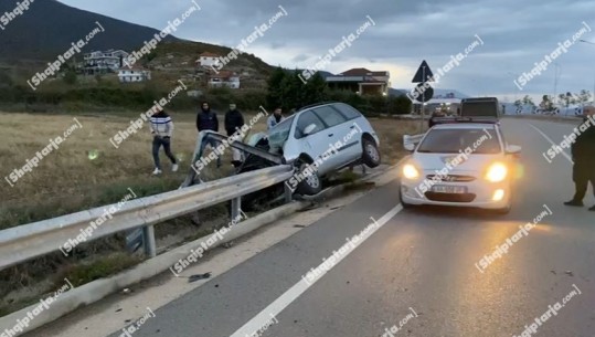 Aksident në Pogradec, mjeti përplaset me trafik ndarësen, dëme të shumta materiale (FOTO)