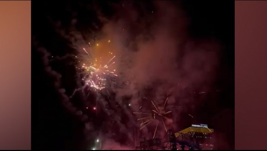 Dua Lipa përfundon koncertin në Tiranë, spektakël fishekzjarrësh në kryeqytet (VIDEO)
