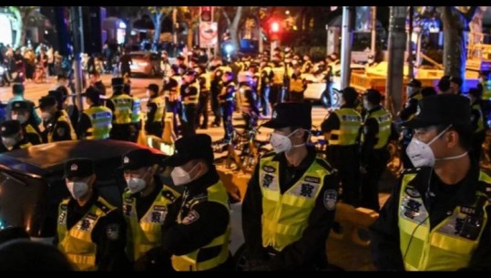 Si rrallëherë, u kërkua dorëheqja e Xi Jinping nga pushteti, policia shtyp me dhunë protestat në Kinë
