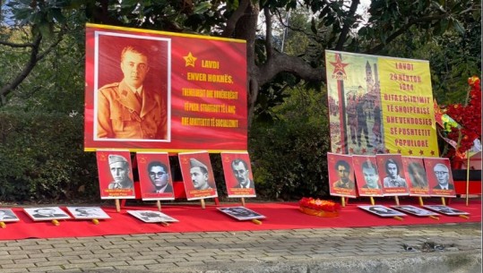 Dita e Çlirimit, ithtarët e diktatorit Enver Hoxha kryejnë homazhe te Varrezat e Dëshmorëve