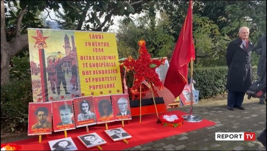 Dita e Çlirimit, ithtarët e diktatorit Enver Hoxhës kryejnë homazhe te Varrezat e Dëshmorëve