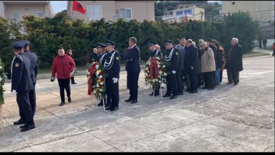 78-vjetori i Çlirimit, në varrezat e Dëshmorëve në Vlorë vendosen kurora me lule