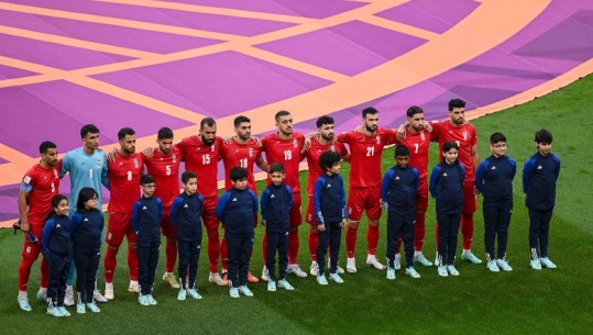 VIDEO/ Kërcënimi për familjarët nga shteti i Iranit, futbollistët detyrohen të këndojnë himnin kundër SHBA-së në Kupën e Botës