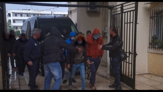 U arratis nga gjykata por mungesa e tij u pikas menjëherë, policia greke arreston kontrabandistin që tentoi të kalonte 483 emigrantë në kufi