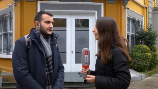Degët prioritare në rrezik, studenti vjen nga Shkodra për të marrë pjesë në protestën para Ministrisë: Këtë vit asnjë i regjistruar për fizikë