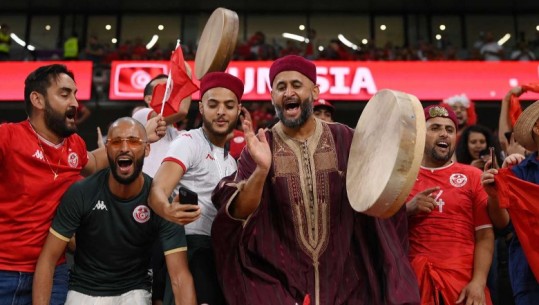 VIDEO/ Vetëm tetë minuta lojë, Tunizia i shënon Francës! Arbitri 'ngrin' festën