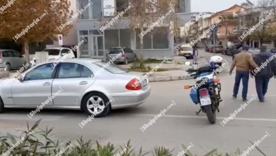 Aksident në Vlorë, makina përplas të moshuarin! I lënduari dërgohet në spital (VIDEO)