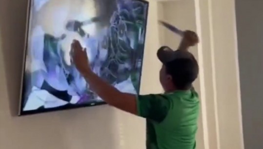 KATAR 2022/ Nga lotët e tifozit të vogël te goditja me thikë e televizorit, si e përjetuan meksikanët eliminim nga Botërori (VIDEO)