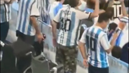 KATAR 2022/ Tifozi i Argjentinës i lë të gjithë pa fjalë! Ishte në karrocë me rrota, por ngrihet në këmbë për të duatrokitur fitoren (VIDEO)