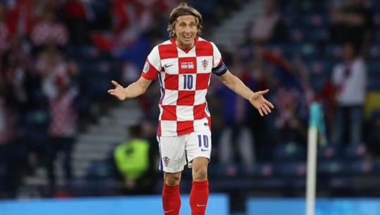 VIDEO/ 'Tërbohet' Luka Modric, arbitri e dërgon te penalltia dhe më pas e anulon! Pozicion jashtë loje milimetrik