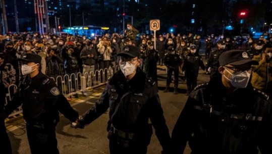 ‘Truku’ i protestave në Kinë, qeveria lehtëson masat për të bllokuar tubimet, por përdor të dhënat e celularëve për të gjurmuar qytetarët