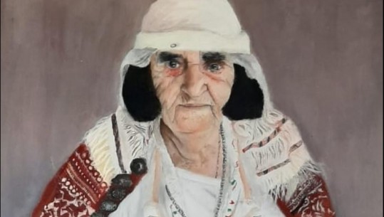Ia bëri dhuratë portretin për 85-vjetorin dhe fitoi konkursin, gjyshja heroinë e 13 fëmijëve e 28 nipërve e mbesave: Gjë më të bukur nuk ka