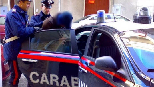 I mori një italiani 18 mijë euro duke u shtirur si vajzë në 'Messenger', arrestohet 41-veçari në Itali! Pas 10 muajve filloi dhe ta kërcënonte
